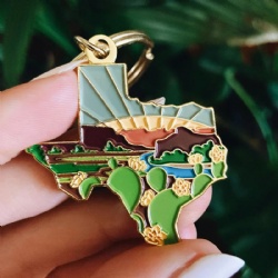 soft enamel metal keychain wtih custom logo